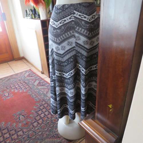 AMARA skirt from US. Expensive brand. Horizontal zig zag design Size 32 to 34 New condition
