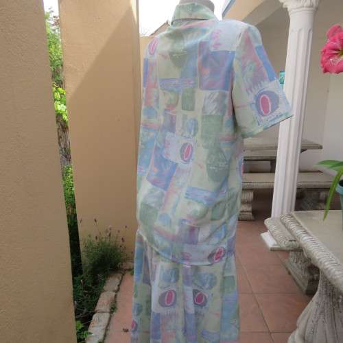As new two piece skirt suite Short sleeve top A-line paneled skirt Size 34-10 By ` Saint Honor`