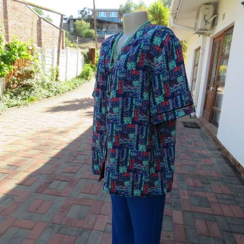 Great quality colourful short sleeve top Button down V-front Size 44-20 By ` Toserve` As new