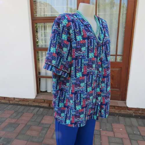 Great quality colourful short sleeve top Button down V-front Size 44-20 By ` Toserve` As new