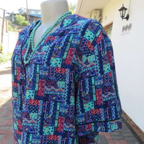 Great quality colourful short sleeve top Button down V-front Size 44-20 By ` Toserve` As new