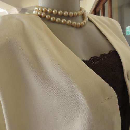 Smart rich cream short sleeve top Collarless Button down front Size 36-12 New condition