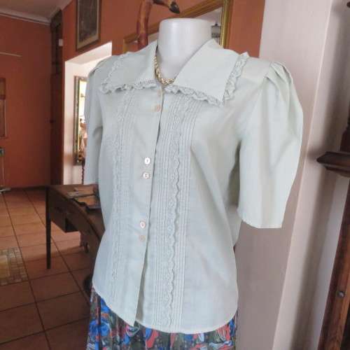 Amazing light moss green sleeveless vintage top By `Shelly Impressions` Size 34-10 New condition