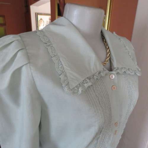 Amazing light moss green sleeveless vintage top By `Shelly Impressions` Size 34-10 New condition