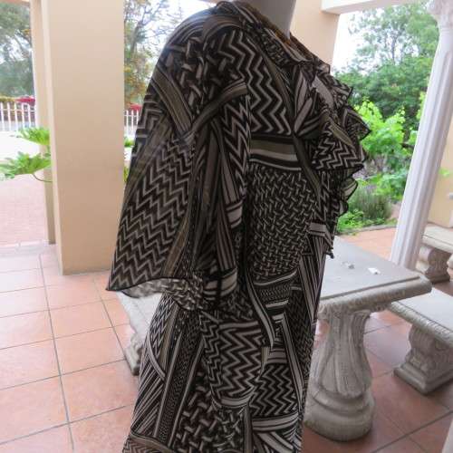 Beautiful slip-over geometric printed loose top V-neckline Size 48-24 By `Donatella` New condition