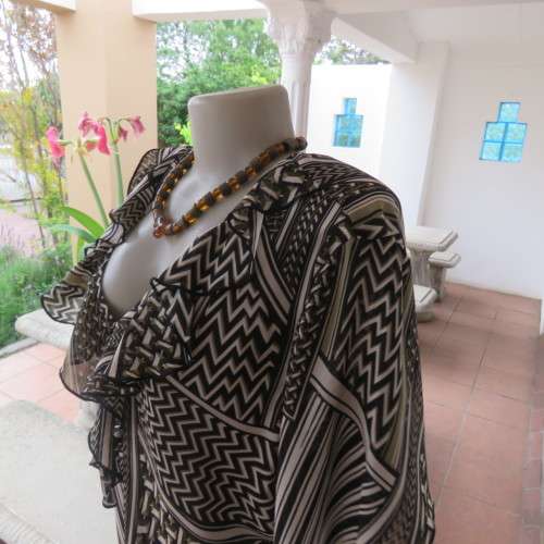 Beautiful slip-over geometric printed loose top V-neckline Size 48-24 By `Donatella` New condition