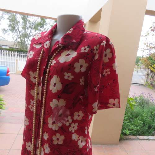Eyecatching cherry red short sleeve cream and dirty pink roses top Size 34-10 By `Arezzo` As new