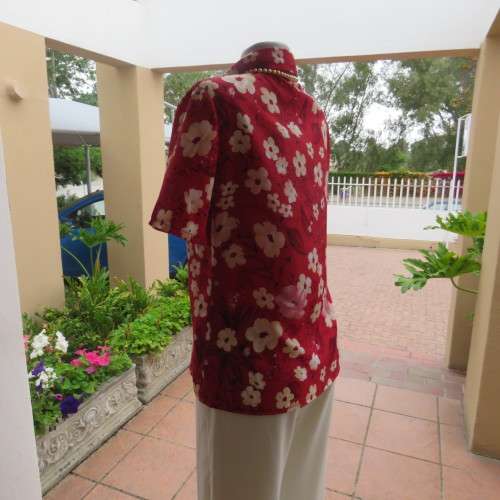 Eyecatching cherry red short sleeve cream and dirty pink roses top Size 34-10 By `Arezzo` As new