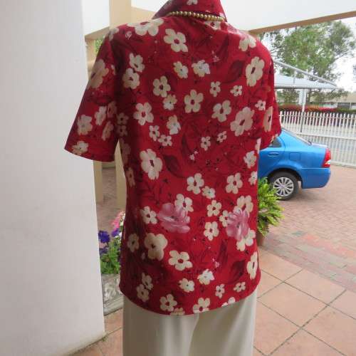 Eyecatching cherry red short sleeve cream and dirty pink roses top Size 34-10 By `Arezzo` As new