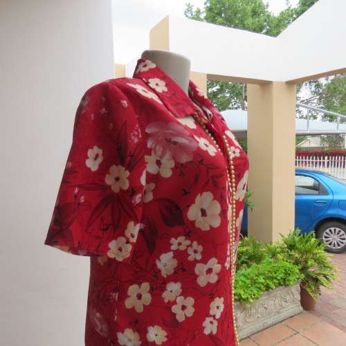 Eyecatching cherry red short sleeve cream and dirty pink roses top Size 34-10 By `Arezzo` As new