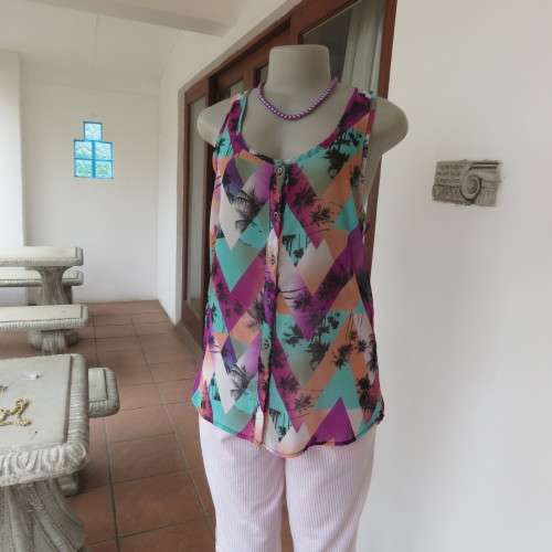 Chic sheer polyester sleeveless summer top with tropical print Size 34-10 By `RED` As new