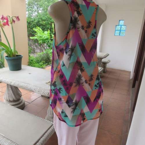 Chic sheer polyester sleeveless summer top with tropical print Size 34-10 By `RED` As new