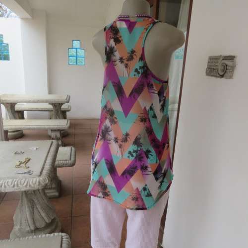 Chic sheer polyester sleeveless summer top with tropical print Size 34-10 By `RED` As new
