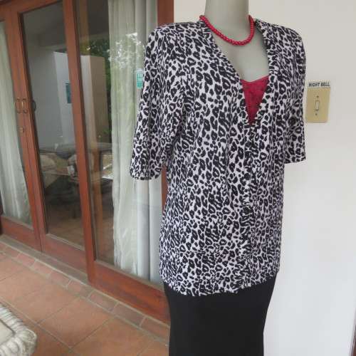 Animal print knitted short sleeve cardigan in size 40-16 Button down front Good condition