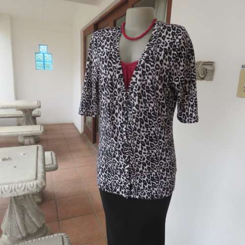Animal print knitted short sleeve cardigan in size 40-16 Button down front Good condition