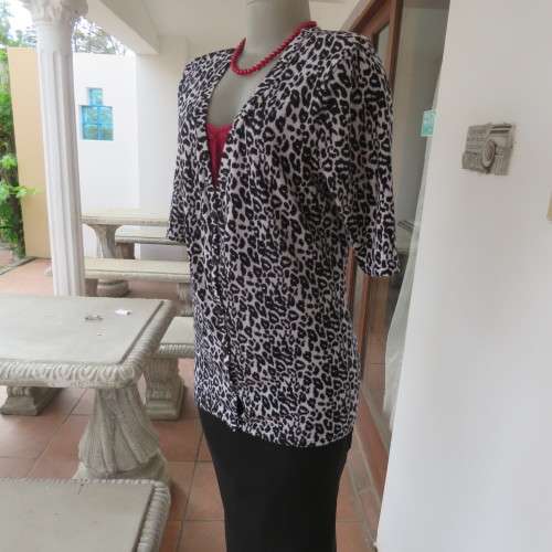 Animal print knitted short sleeve cardigan in size 40-16 Button down front Good condition
