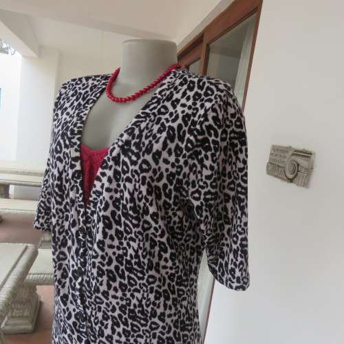 Animal print knitted short sleeve cardigan in size 40-16 Button down front Good condition