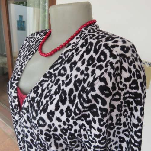 Animal print knitted short sleeve cardigan in size 40-16 Button down front Good condition
