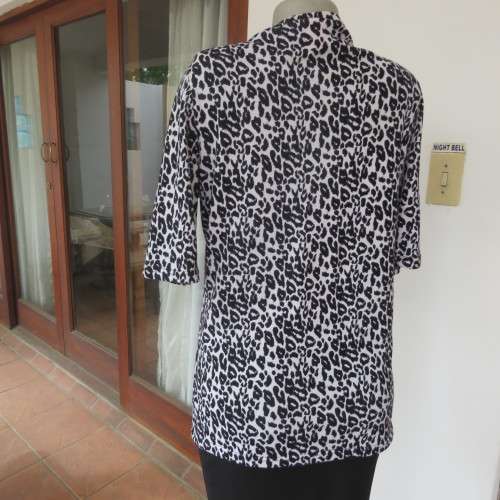 Animal print knitted short sleeve cardigan in size 40-16 Button down front Good condition