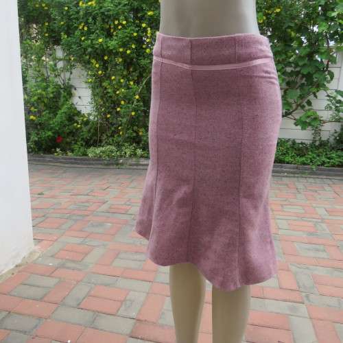 Elegant wool blend paneled skirt in mottled dull pink Bandless Size 30/6 Fully lined. New cond.