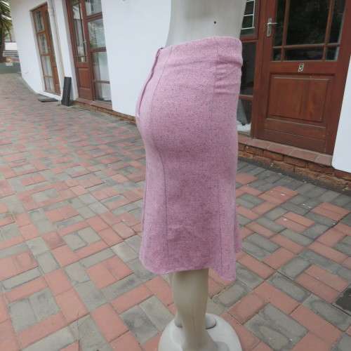 Elegant wool blend paneled skirt in mottled dull pink Bandless Size 30/6 Fully lined. New cond.