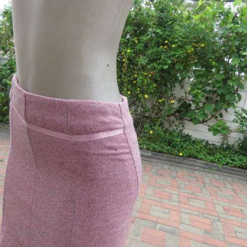Elegant wool blend paneled skirt in mottled dull pink Bandless Size 30/6 Fully lined. New cond.