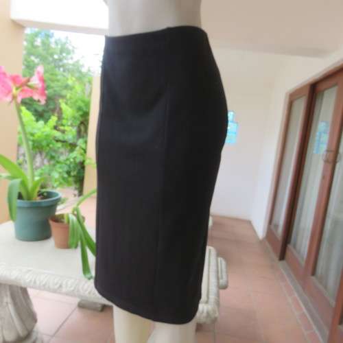 Black bodycon stretch polyester low-calf length skirt. Size 42/18. By `Donatella`. New condition.