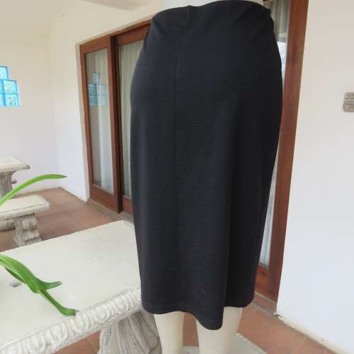Black bodycon stretch polyester low-calf length skirt. Size 42/18. By `Donatella`. New condition.