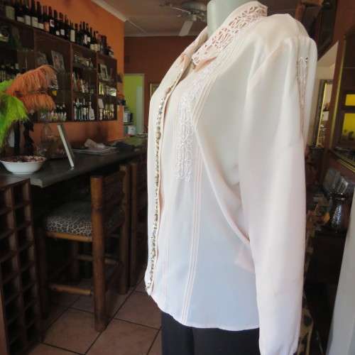 Fabulous pale peach colour long sleeve top. Size 40/16. By `Luis de Mair`. Italy.Good condition.