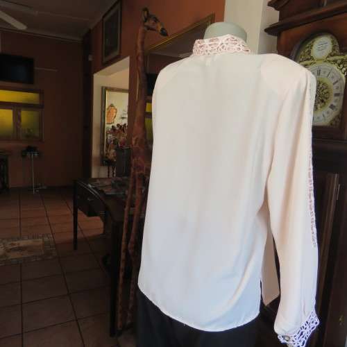 Fabulous pale peach colour long sleeve top. Size 40/16. By `Luis de Mair`. Italy.Good condition.