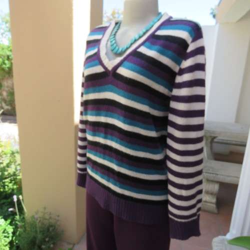 Fabulous acrylic knit pull-over cardigan with long sleeves. Size 40/16 by `Fashion Express`. As new.