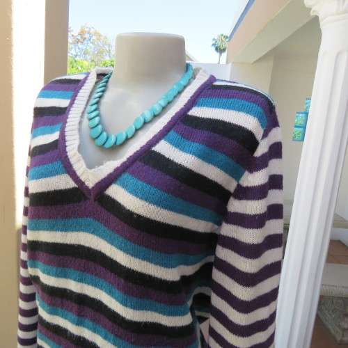 Fabulous acrylic knit pull-over cardigan with long sleeves. Size 40/16 by `Fashion Express`. As new.