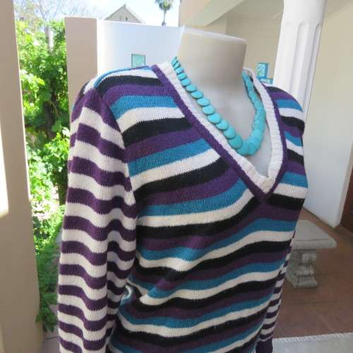 Fabulous acrylic knit pull-over cardigan with long sleeves. Size 40/16 by `Fashion Express`. As new.