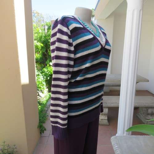 Fabulous acrylic knit pull-over cardigan with long sleeves. Size 40/16 by `Fashion Express`. As new.