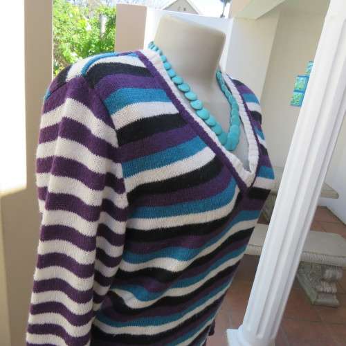 Fabulous acrylic knit pull-over cardigan with long sleeves. Size 40/16 by `Fashion Express`. As new.