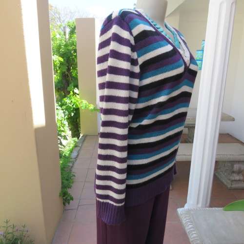 Fabulous acrylic knit pull-over cardigan with long sleeves. Size 40/16 by `Fashion Express`. As new.