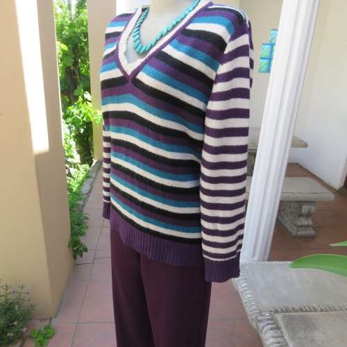 Fabulous acrylic knit pull-over cardigan with long sleeves. Size 40/16 by `Fashion Express`. As new.