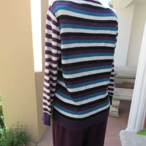 Fabulous acrylic knit pull-over cardigan with long sleeves. Size 40/16 by `Fashion Express`. As new.