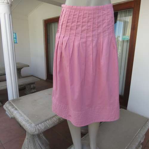 Rose pink irresistible skirt with stitched knife pleats. Narrow waist band. Size 34/10. As new.