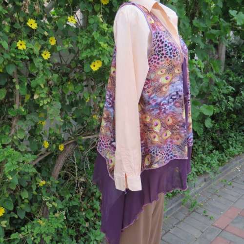 Waterfall style loose hanging sleeveless top in viscose. Hi-low seam. Size 38/14. New condition.