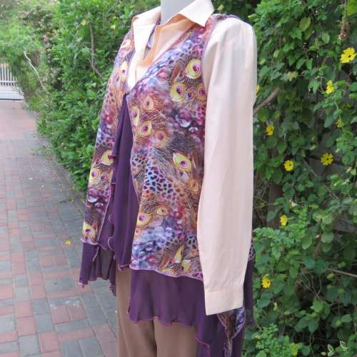 Waterfall style loose hanging sleeveless top in viscose. Hi-low seam. Size 38/14. New condition.