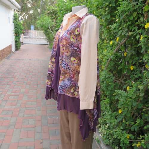 Waterfall style loose hanging sleeveless top in viscose. Hi-low seam. Size 38/14. New condition.