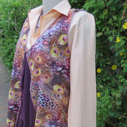 Waterfall style loose hanging sleeveless top in viscose. Hi-low seam. Size 38/14. New condition.