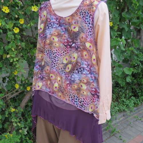 Waterfall style loose hanging sleeveless top in viscose. Hi-low seam. Size 38/14. New condition.
