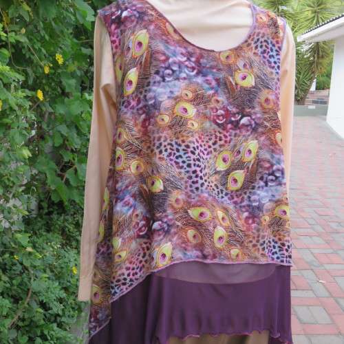 Waterfall style loose hanging sleeveless top in viscose. Hi-low seam. Size 38/14. New condition.