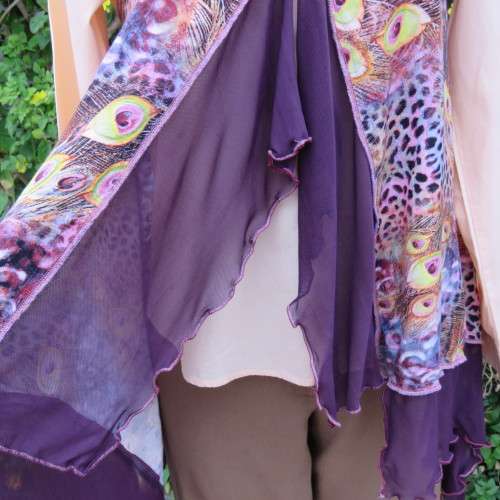 Waterfall style loose hanging sleeveless top in viscose. Hi-low seam. Size 38/14. New condition.