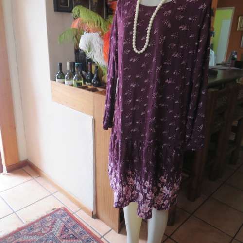 Trendsetting creased mulberry colour loose dress. By `Woolworths`. Size 44/20. Good condition.