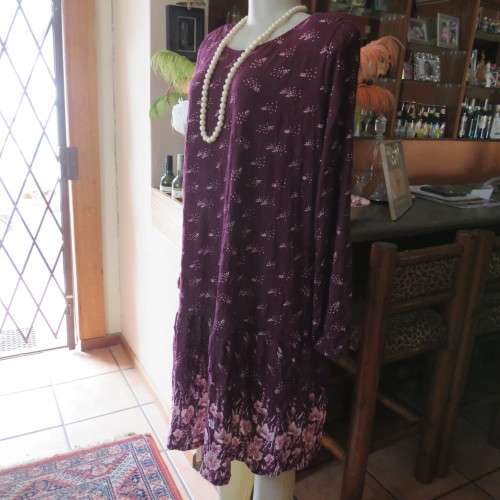 Trendsetting creased mulberry colour loose dress. By `Woolworths`. Size 44/20. Good condition.