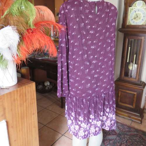 Trendsetting creased mulberry colour loose dress. By `Woolworths`. Size 44/20. Good condition.