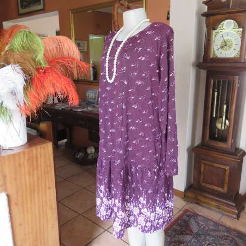 Trendsetting creased mulberry colour loose dress. By `Woolworths`. Size 44/20. Good condition.